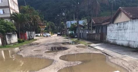 Moradores reclamam de rua e praça mal cuidadas em Ubatuba