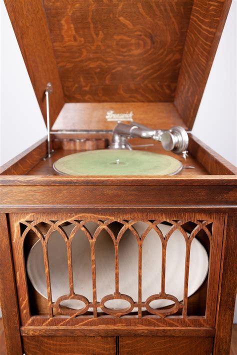 Brunswick Phonograph Model 207 Oak • Maison Robert