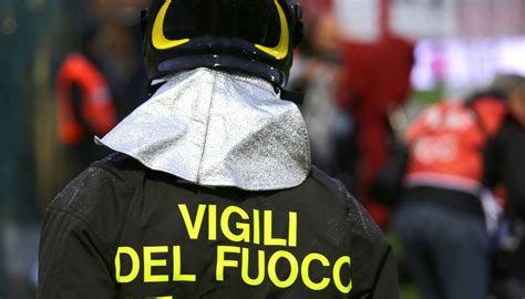 Incendio Di Rifiuti In Un Ex Mobilificio Di Firenze Vicino Sesto