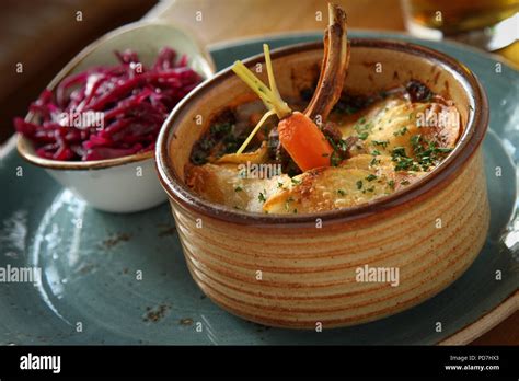 Traditionelles Lamm Fotos Und Bildmaterial In Hoher Aufl Sung Alamy