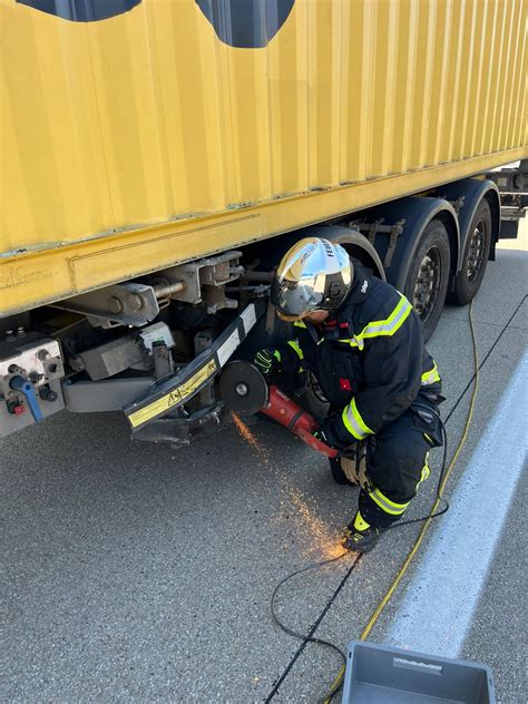 Technischer Einsatz T2 Menschenrettung Freiwillige Feuerwehr Vösendorf