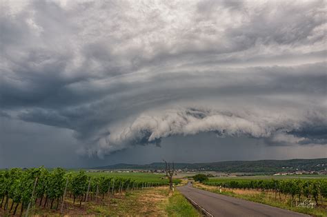 Thunderstorm approaches with a shelf cloud on Behance