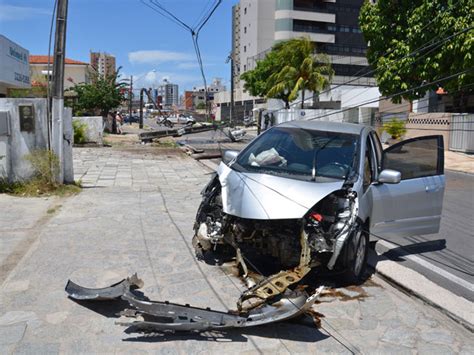 G1 Mulher Perde O Controle Do Carro E Derruba Postes Em João Pessoa