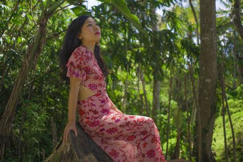 Naturlig Porträtt Av Unga Vackra Och Glada Koreanska Kvinnor I Bikini Som Njuter Av Naturen Vid