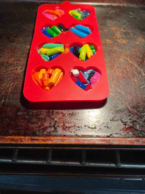 How To Melt Crayons In Silicone Molds The Easy Way Crafty Art Ideas