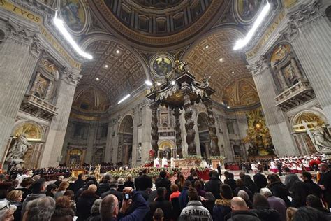 Il Papa Nel Te Deum Di Fine Anno Cita Benigni E Poi Visita Il Presepe