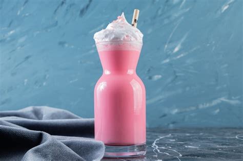 Una Jarra De Vidrio De Batido Fresco Con Crema Batida Y Paja Foto Gratis