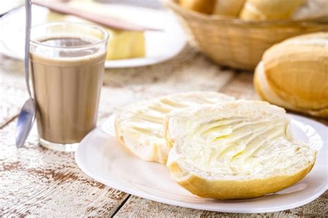 Café da manhã brasileiro pão francês manteiga e café leite