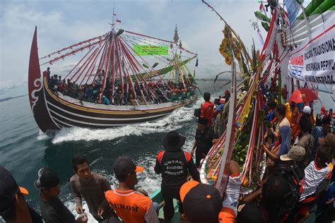 Petik Laut Tradisi Larung Sesaji Termegah Di Indonesia Yang Diadakan