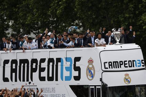 Merengues Celebran La 13 Con Sus Aficionados En Cibeles El Siglo De Torreón