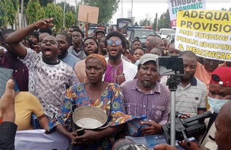 Hunger Protest Woman With Empty Pot Joins Lagos Protest Video