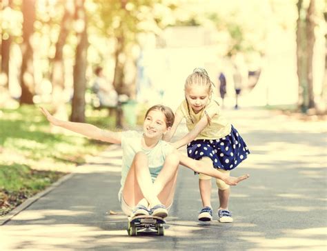 Duas Irmãs Que Jogam Sorrindo E Guardando As Mãos Foto De Stock