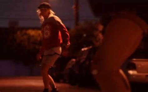 Garotas Skatistas Fazem Manobras Radiciais Em Clipe Do Red Hot Chili