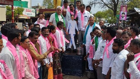 Cm Kcr పంట పరిహారంపై రైతుల హర్షం సీఎం కేసీఆర్‌ చిత్రపటానికి