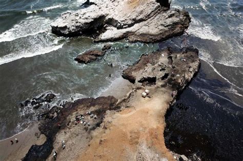 Suben A Las Playas Contaminadas Por El Derrame De Petr Leo En Per