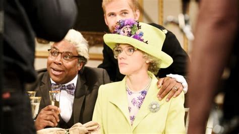 Kate McKinnon Hilariously Parodies Meghan Markle in SNL Sketch – News ...