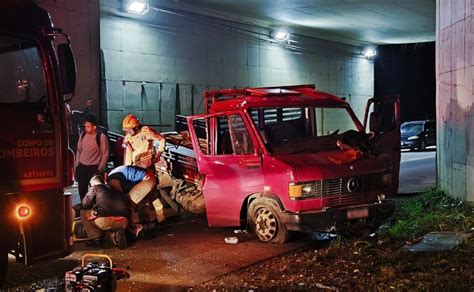 Caminh O Cai De Viaduto No Contorno Norte E Deixa Dois Feridos