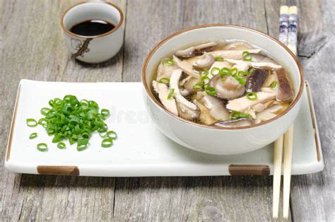 Sopa China Con El Pollo Las Setas De Shiitake Y Los Verdes Imagen De