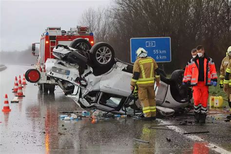 Schwerer Unfall auf Autobahn im Norden Wagen überschlägt sich