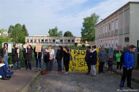 L Association Des Parents D L Ves Reste Mobilis E Contre La Fermeture