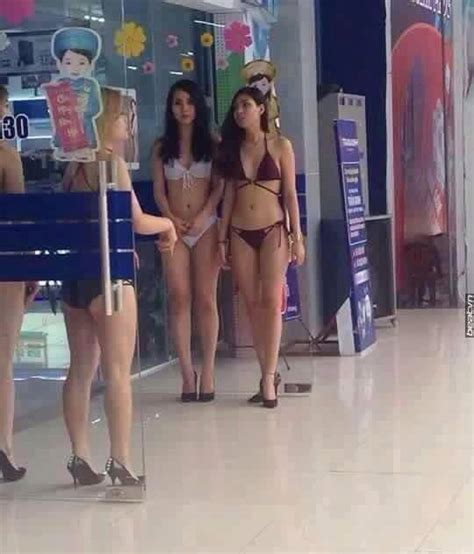 Ng I M U M C Bikini Trong Si U Th Gi O D C Gi I T Nh