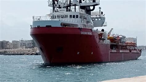 La Nave Ocean Viking In Rotta Verso Il Porto Di Bari A Bordo Migranti