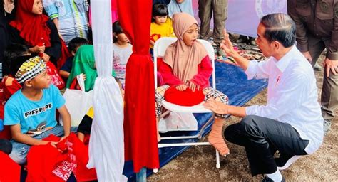 Kunjungi Cianjur Presiden Serahkan Bantuan Stimulan Rumah Korban Gempa