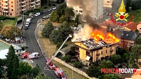 Incendio A Nova Milanese Fiamme Dal Tetto Di Un Condominio