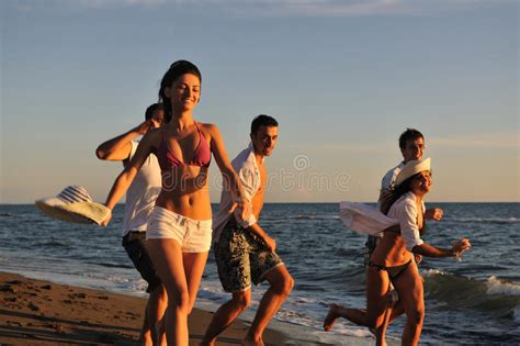 Os Povos Agrupam O Corredor Na Praia Foto De Stock Imagem De Esporte