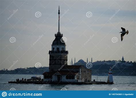 La Torre De La Doncella En Puesta Del Sol Cruz De Bosphorus La Estambul