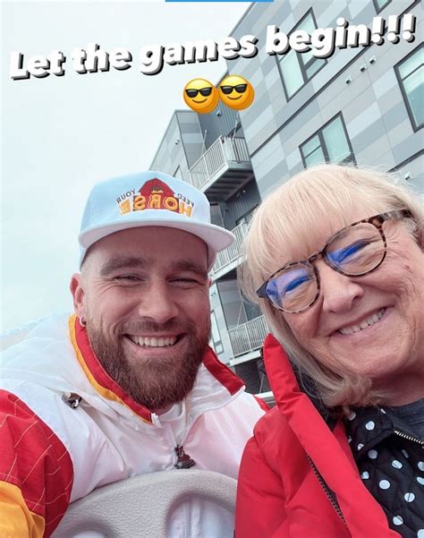 PHOTO Donna And Travis Kelce At The Chiefs Parade