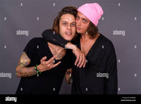 Jeune homme gay font l amour Banque de photographies et dimages à haute résolution Alamy