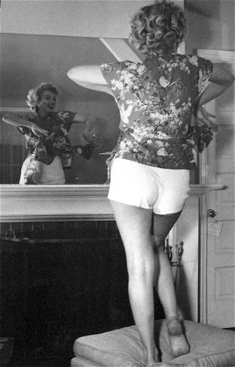 Marilyn Monroe The First Nude Sitting By Earl Moran Rare Marilyn Monroe Video Fanpop