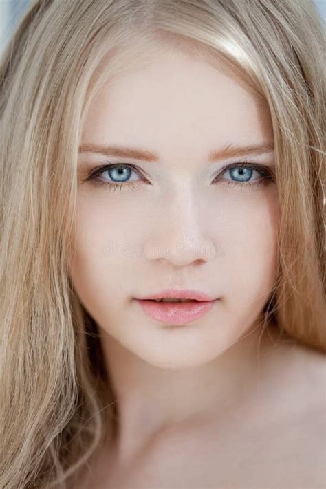 Portrait De Beauté De Femme Blonde Naturelle Nordique Sur Le Backgroun Foncé Photo stock Image