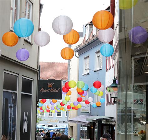 Bunte Lampions erleuchten am Fuldaer Gemüsemarkt