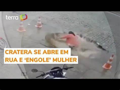 Mulher é engolida por cratera em calçada no interior do Ceará Vídeo