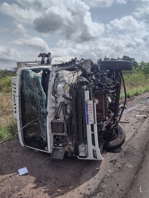 Colisão entre carro e caminhão deixa três pessoas mortas e uma