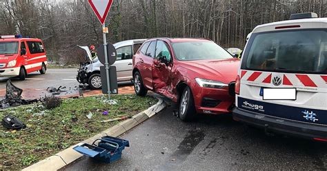 W Rth Am Rhein Schwerer Verkehrsunfall Auf Kreuzung Von K B Am