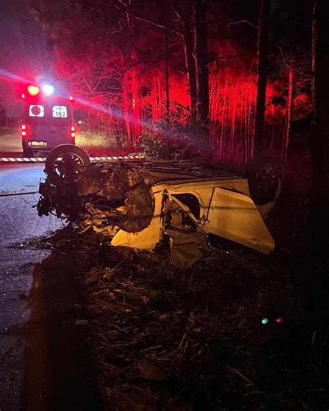 Homem morre e mulher fica ferida em acidente na Estrada do Mar Notícias