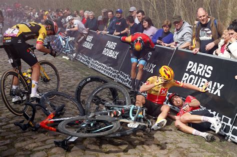 Paris Roubaix La Chicane D Arenberg Divise Le Peloton Totalvelo