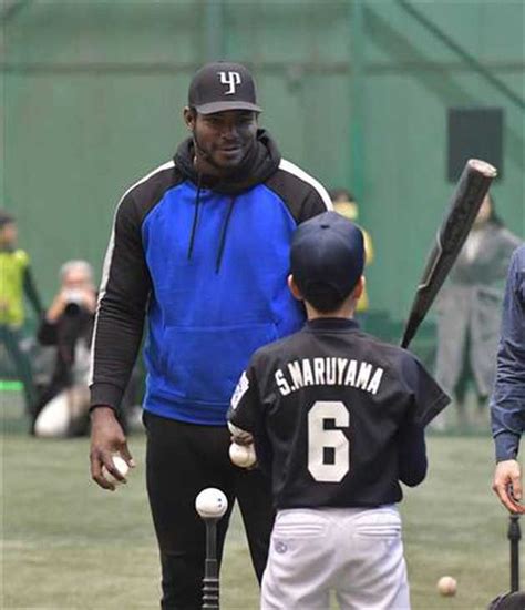 インディアンスfaのプイグが神宮室内に見参 東京日野リーグの選手を指導 サンスポ