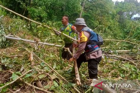 Polres Nagan Raya Tangani Material Longsor Di Lokasi Bencana Alam