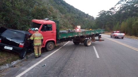 Batida De Frente Entre Carro E Caminh O Deixa Passageira Morta E