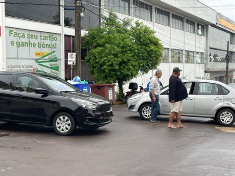 Fiesta Invade Preferencial E Colide Em Ford Ka Na Rua Dos Andradas