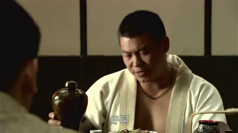 飞哥大英雄：馆主淡定吃菜， 没想到武功高强难怪有底气 腾讯视频