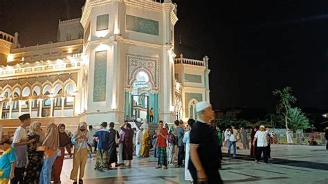 Suasana Salat Tarawih Pertama Di Masjid Raya Medan Ribuan Jamaah