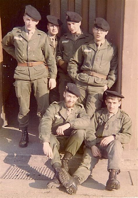 Photo De Classe Devant Limmeuble De Lescadron De 1972 5ème Régiment