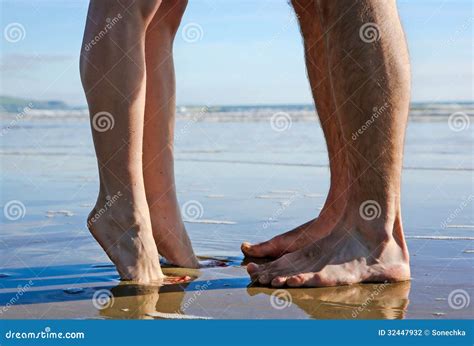 Piernas De Pares Que Se Besan En La Playa Fotograf A De Archivo