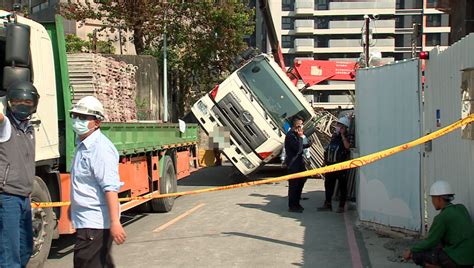 高雄工人遭重壓身亡！ 他一手撐不住「整車鷹架」5秒奪命畫面曝