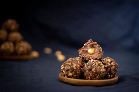 Ferrero Rocher kroglice iz 3 sestavin veganski recept Najina domačija